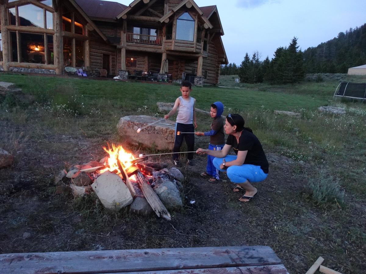 Mcdonald'S Ranch Lodge Гардинер Экстерьер фото